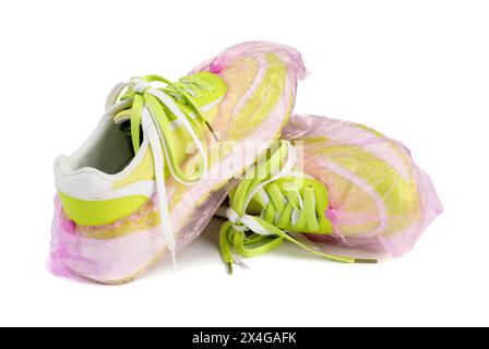 Sneakers con copriscarpe rosa isolate sul bianco Foto Stock