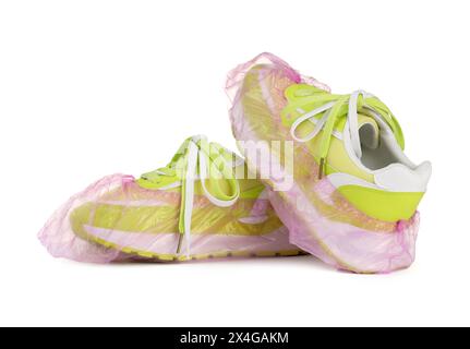 Sneakers con copriscarpe rosa isolate sul bianco Foto Stock