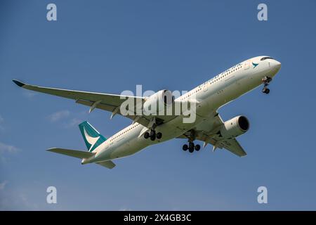 Cathay Pacific, Airbus A350-900, B-LRV, in avvicinamento all'aeroporto Changi di Singapore Foto Stock