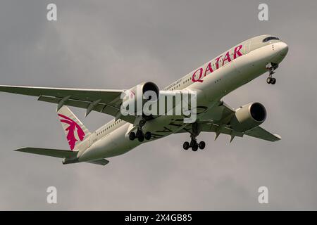 Qatar Airways, Airbus A350-900, A7-ALI, in avvicinamento all'aeroporto Changi di Singapore Foto Stock