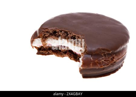 Biscotti al cioccolato sandwich in glassa di cioccolato isolato su sfondo bianco Foto Stock