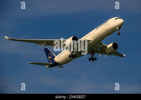 Lufthansa, Airbus A350-900, D-AIXC, in avvicinamento finale all'aeroporto Changi di Singapore Foto Stock