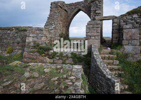 Le rovine del castello di Grosnez del XIV secolo sull'isola di Jersey, Isole del Canale Foto Stock