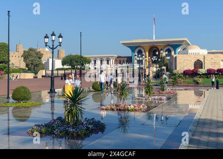 Mascate, Oman - 2 gennaio 2024: La splendida piazza di fronte al Palazzo al Alam, un mix perfetto di grandezza architettonica e bellezza naturale. Foto Stock