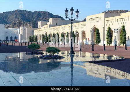Mascate, Oman - 2 gennaio 2024: La magnifica piazza del Palazzo al Alam si crogiola alla luce del sole dorato, mostrando la sua bellezza architettonica e il sereno bancomat Foto Stock