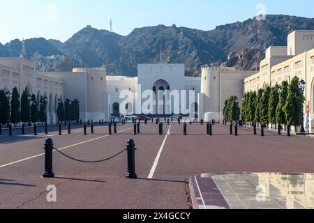 Mascate, Oman - 2 gennaio 2024: Una serena vista mattutina della maestosa Royal Opera House, in piedi graziosamente sullo sfondo di aspre montagne, Foto Stock
