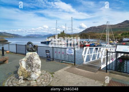 Guardando a est lungo Loch Alsh dal porto di Kyleakin, l'Isola di Skye. Barche da pesca nel porto. Mostra il castello di Moil in rovina. Skye, Highlands, Scozia, regno unito Foto Stock