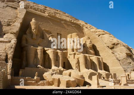 Egitto. Regione della Nubia. Abu Simbel. Grande Tempio di Ramsete II, ca. 1260 a.C.-1224 a.C. Tempio funerario. Vista generale della facciata con i quattro colossi che rappresentano il faraone seduto, che indossa nemici e la doppia corona (pschent). Nuovo Regno d'Egitto. Dinastia XIX Foto Stock
