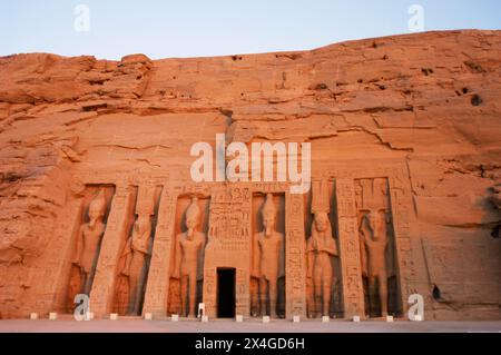 Abu Simbel, Egitto. Tempio di Hathor o Tempio di Nefertari, o anche chiamato piccolo Tempio. Fu costruito durante il regno del faraone Ramses II (circa 1279 a.C.-1213 a.C.) e dedicato a sua moglie, la regina Nefertari. Vista della facciata. Foto Stock