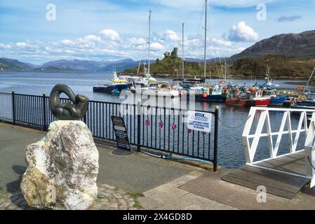 Guardando a est lungo Loch Alsh dal porto di Kyleakin, l'Isola di Skye. Barche da pesca nel porto. Mostra il castello di Moil in rovina. Skye, Highlands, Scozia, regno unito Foto Stock