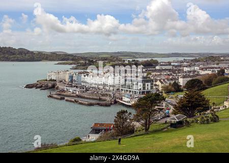 Il trafficato lungomare di West Hoe a Plymouth pronto ad accogliere bevitori e cene. Gli appartamenti di lusso godono di una splendida vista su Plymou Foto Stock