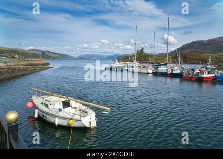 Guardando a est lungo Loch Alsh dal porto di Kyleakin, l'Isola di Skye. Barche da pesca nel porto. Mostra il castello di Moil in rovina. Skye, Highlands, Scozia, regno unito Foto Stock