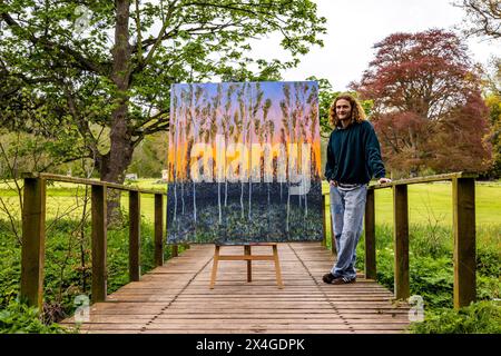 Haddington, Regno Unito. 3 maggio 2024 foto: Artista Joe Grieve con la sua opera End of the Road nel terreno di Colstoun House. Colstoun Arts è una nuova impresa a Colstoun House a Haddington, fuori Edimburgo. Si tratta in parte di diversificazione e di nuovi modi per sostenere una casa di campagna, e in parte di iniziare il viaggio verso la loro visione - diventare un museo nazionale per l'arte del paesaggio. La prima mostra presso la sede, The Other Side, presenta opere su larga scala di Landscape Painter, Joe Grieve. Crediti: Rich Dyson/Alamy Live News Foto Stock