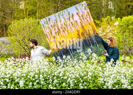 Haddington, Regno Unito. 3 maggio 2024 nella foto: [Inserire descrizione della scena]. Colstoun Arts è una nuova impresa a Colstoun House a Haddington, fuori Edimburgo. Si tratta in parte di diversificazione e di nuovi modi per sostenere una casa di campagna, e in parte di iniziare il viaggio verso la loro visione - diventare un museo nazionale per l'arte del paesaggio. La prima mostra presso la sede, The Other Side, presenta opere su larga scala di Landscape Painter, Joe Grieve. Crediti: Rich Dyson/Alamy Live News Foto Stock