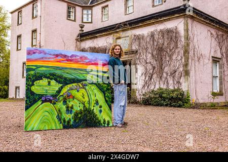 Haddington, Regno Unito. 3 maggio 2024 nella foto: Artista, Joe Grieve con il suo dipinto Colstoun, che mostra i terreni della tenuta fuori Colstoun House. Colstoun Arts è una nuova impresa a Colstoun House a Haddington, fuori Edimburgo. Si tratta in parte di diversificazione e di nuovi modi per sostenere una casa di campagna, e in parte di iniziare il viaggio verso la loro visione - diventare un museo nazionale per l'arte del paesaggio. La prima mostra presso la sede, The Other Side, presenta opere su larga scala di Landscape Painter, Joe Grieve. Crediti: Rich Dyson/Alamy Live News Foto Stock