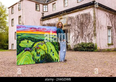 Haddington, Regno Unito. 3 maggio 2024 nella foto: Artista, Joe Grieve con il suo dipinto Colstoun, che mostra i terreni della tenuta fuori Colstoun House. Colstoun Arts è una nuova impresa a Colstoun House a Haddington, fuori Edimburgo. Si tratta in parte di diversificazione e di nuovi modi per sostenere una casa di campagna, e in parte di iniziare il viaggio verso la loro visione - diventare un museo nazionale per l'arte del paesaggio. La prima mostra presso la sede, The Other Side, presenta opere su larga scala di Landscape Painter, Joe Grieve. Crediti: Rich Dyson/Alamy Live News Foto Stock