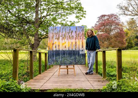 Haddington, Regno Unito. 3 maggio 2024 foto: Artista, Joe Grieve con la sua opera End of the Road in the Grounds If Colstoun House. Colstoun Arts è una nuova impresa a Colstoun House a Haddington, fuori Edimburgo. Si tratta in parte di diversificazione e di nuovi modi per sostenere una casa di campagna, e in parte di iniziare il viaggio verso la loro visione - diventare un museo nazionale per l'arte del paesaggio. La prima mostra presso la sede, The Other Side, presenta opere su larga scala di Landscape Painter, Joe Grieve. Crediti: Rich Dyson/Alamy Live News Foto Stock