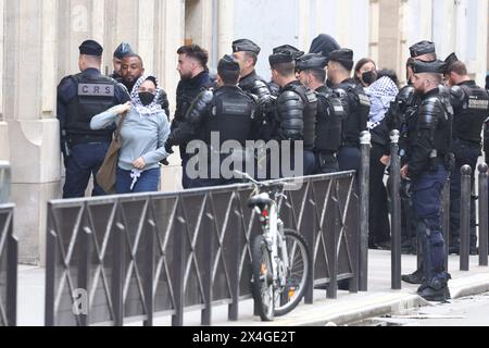 Parigi, Francia. 3 maggio 2024. © PHOTOPQR/LE PARISIEN/Olivier Lejeune ; Parigi ; 03/05/2024 ; Paris le 3 mai 2024, Evacuation de l'Institut d'études politiques (Sciences po Paris) occupé par des étudiants, pour exprimer leur soutien aux Palestiniens. Parigi, Francia, 3 maggio 2024 evacuazione dell'Istituto di studi politici (Sciences po Paris) occupato dagli studenti, per esprimere il loro sostegno ai palestinesi. Crediti: MAXPPP/Alamy Live News Foto Stock