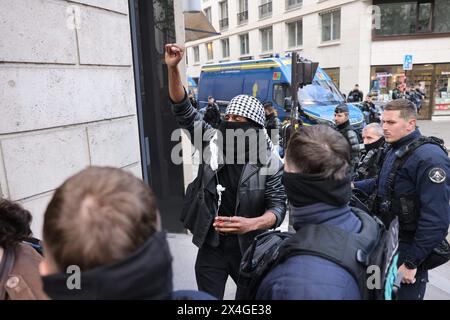 Parigi, Francia. 3 maggio 2024. © PHOTOPQR/LE PARISIEN/Olivier Lejeune ; Parigi ; 03/05/2024 ; Paris le 3 mai 2024, Evacuation de l'Institut d'études politiques (Sciences po Paris) occupé par des étudiants, pour exprimer leur soutien aux Palestiniens. Parigi, Francia, 3 maggio 2024 evacuazione dell'Istituto di studi politici (Sciences po Paris) occupato dagli studenti, per esprimere il loro sostegno ai palestinesi. Crediti: MAXPPP/Alamy Live News Foto Stock