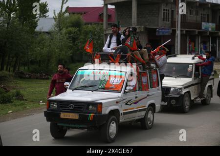 Pulwama, Jammu e Kashmir, India. 1 maggio 2024. Un sostenitore del Bharatiya Janata Party (BJP) detiene una bandiera del partito durante una manifestazione elettorale a Pulwama Town nel Kashmir meridionale. (Immagine di credito: © Nisar UL Haq/Pacific Press via ZUMA Press Wire) SOLO PER USO EDITORIALE! Non per USO commerciale! Foto Stock