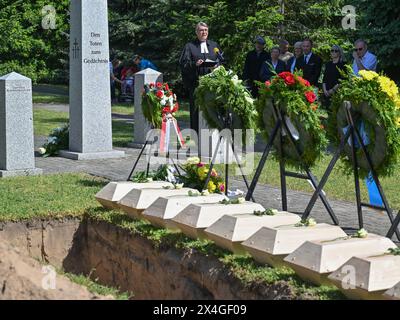 3 maggio 2024, Brandeburgo, Wuhden: Il pastore Frank Schneider parla alla sepoltura dei resti mortali di soldati tedeschi della seconda guerra mondiale nel cimitero di Wuhden. I resti mortali di otto soldati tedeschi della seconda guerra mondiale sono stati deposti a Wuhden (distretto di Märkisch-Oderland). Nella zona di Klessin vicino a Wuhden sono già stati recuperati 247 morti da guerra, ha spiegato venerdì un portavoce dell'Associazione per la ripresa dei caduti nell'Europa orientale. Pesanti combattimenti ebbero luogo in febbraio e marzo 1945 attorno alla testa di ponte sovietica ad ovest dell'Oder. Foto: Foto Stock