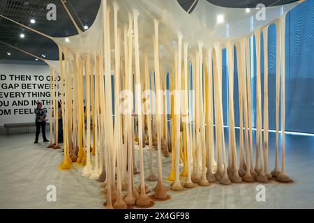 Ernesto Neto's, proprio come Drops in Time, Nothing art installation in Art Gallery of New South Wales extension Naala Badu building, Sydney, Australia Foto Stock