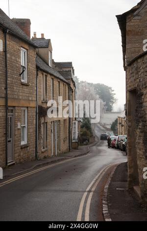 Case in una strada stretta a Charlbury, Oxfordshire, nel Regno Unito Foto Stock