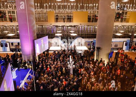 © PHOTOPQR/LE PARISIEN/Olivier Corsan ; la Défense ; 03/05/2024 ; la Défense, Francia, le 3 mai 2024. Gabriel Attal, Premier ministre, Valérie Pécresse, présidente de la région Ile-de-France, Anne Hidalgo, maire de Paris ont inauguré la nouvelle station de RER e de la grande Arche - la Défense. Foto LP/Olivier Corsan la Defense, periferia di Parigi, Francia, 3 maggio 2024 inaugurazione di Eole da parte del primo Ministro: Porte Maillot, un nuovo crocevia nella parte occidentale dell'Île-de-France. Dopo anni di lavoro, Eole, l'estensione RER e, apre al pubblico lunedì 6 maggio. I viaggiatori scopriranno tre impres Foto Stock