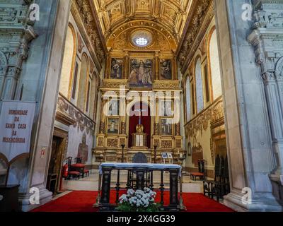 AVEIRO, PORTOGALLO - APRILE 25 2024 Chiesa di Aveiro Mercy interno Foto Stock