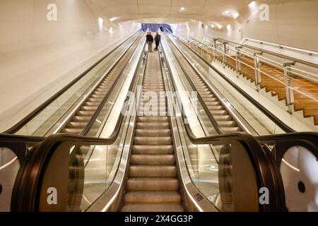 © PHOTOPQR/LE PARISIEN/Olivier Corsan ; la Défense ; 03/05/2024 ; la Défense, Francia, le 3 mai 2024. GabrielAttal, Premier ministre, ValériePécresse, présidente de la région Ile-de-France, AnneHidalgo, maire de Paris ont inauguré la nouvelle station de RER e de la grande Arche - la Défense. Foto LP/Olivier Corsan la Defense, periferia di Parigi, Francia, 3 maggio 2024 inaugurazione di Eole da parte del primo Ministro: Porte Maillot, un nuovo crocevia nella parte occidentale dell'Île-de-France. Dopo anni di lavoro, Eole, l'estensione RER e, apre al pubblico lunedì 6 maggio. I viaggiatori scopriranno tre impressionanti Foto Stock