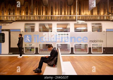 © PHOTOPQR/LE PARISIEN/Olivier Corsan ; la Défense ; 03/05/2024 ; la Défense, Francia, le 3 mai 2024. GabrielAttal, Premier ministre, ValériePécresse, présidente de la région Ile-de-France, AnneHidalgo, maire de Paris ont inauguré la nouvelle station de RER e de la grande Arche - la Défense. Foto LP/Olivier Corsan la Defense, periferia di Parigi, Francia, 3 maggio 2024 inaugurazione di Eole da parte del primo Ministro: Porte Maillot, un nuovo crocevia nella parte occidentale dell'Île-de-France. Dopo anni di lavoro, Eole, l'estensione RER e, apre al pubblico lunedì 6 maggio. I viaggiatori scopriranno tre impressionanti Foto Stock
