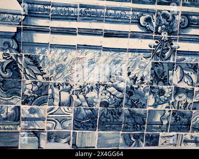AVEIRO, PORTOGALLO - APRILE 25 2024 Chiesa di Aveiro Mercy interni azulejos tradizionale piastrelle blu dettagli di pittura Foto Stock
