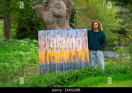 Haddington, Scozia, Regno Unito. 3 maggio 2024. L'artista paesaggista Joe Grieve espone i suoi dipinti a Colstoun House vicino a Haddington. La sua mostra segna l'apertura della prima mostra di Colstoun Arts che una nuova avventura, in parte sulla diversificazione e nuovi modi per sostenere una casa di campagna, e in parte sull'inizio del viaggio verso la loro visione - per diventare un museo nazionale per l'arte del paesaggio. Artista PIC Joe Grieve con dipinto End of the Road. Iain Masterton/Alamy Live News Foto Stock