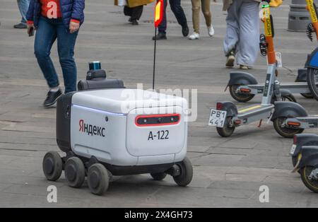 Mosca, Russia – 22 aprile 2024. Robot di consegna Yandex in una strada di Mosca. Foto Stock