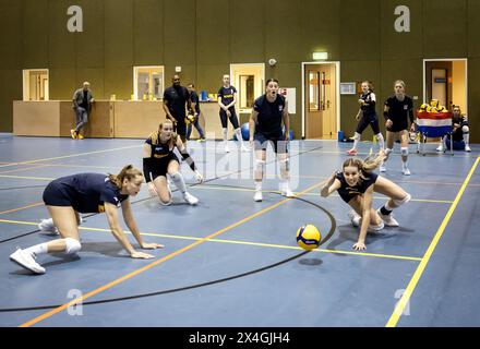 ARNHEM - 03/05/2024, giocatori durante l'allenamento della squadra olandese di pallavolo femminile in vista del periodo di qualificazione olimpica. ANP SEM VAN DER WAL Foto Stock