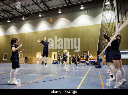 ARNHEM - 03/05/2024, giocatori durante l'allenamento della squadra olandese di pallavolo femminile in vista del periodo di qualificazione olimpica. ANP SEM VAN DER WAL Foto Stock