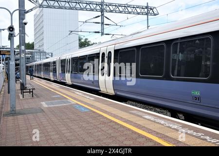 Un treno della Elizabeth Line con il suo bellissimo cappotto color lavanda attende presso un binario della stazione della metropolitana di Ealing Broadway, West London Foto Stock