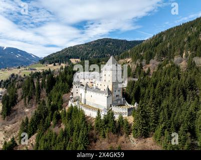 Castello medievale di Moosham a Unternberg, vicino a Lungau, in Austria, nella zona di Salisburgo. Costruito nel XIII secolo. Una fortezza in pietra con una torre su un'alta collina Foto Stock