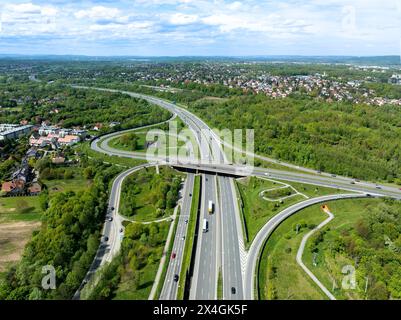 Cracovia, Polonia. Svincolo autostradale multilivello spaghetti sull'autostrada A4 a tre corsie internazionali, la parte della superstrada intorno a Cracovia con l'autostrada locale. Foto Stock