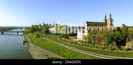 Cracovia, Polonia. Panorama aereo con la chiesa di Skalka e il monastero Paulinita, il fiume Vistola, la cattedrale di Wawel e il castello sullo sfondo, il ponte e il bo Foto Stock