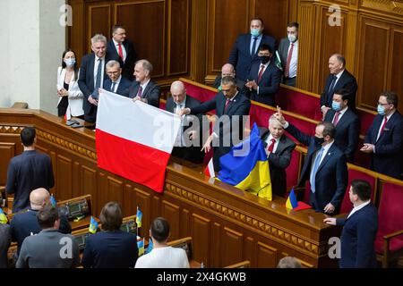 Kiev, Ucraina. 18 febbraio 2022. Il maresciallo del Senato della Polonia Tomasz Grodzki (RD2) e altri membri della delegazione polacca sono fotografati con bandiere polacche e ucraine nella sala delle sessioni del parlamento ucraino (Verkhovna Rada) durante una visita a Kiev. (Foto di Oleksii Chumachenko/SOPA Images/Sipa USA) credito: SIPA USA/Alamy Live News Foto Stock