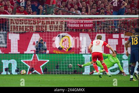 Harry Kane, FCB 9 segna, tiri, Tor, Treffer, Torschuss, 2-1 via 11m contro Andriy Lunin, Real Madrid 13 nella semifinale FC BAYERN MUENCHEN - REAL MADRID 2-2 di calcio UEFA Champions League nella stagione 2023/2024 a Monaco, 30 aprile 2024. Halbfinale, FCB, München fotografo: Immagini ddp / immagini a stella Foto Stock