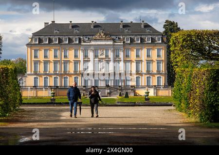 castello di Augustusburg a Bruehl vicino a Bonn, facciata sud e giardino barocco del palazzo, Renania settentrionale-Vestfalia, Germania. Schloss Augustusburg a Bruehl bei B. Foto Stock