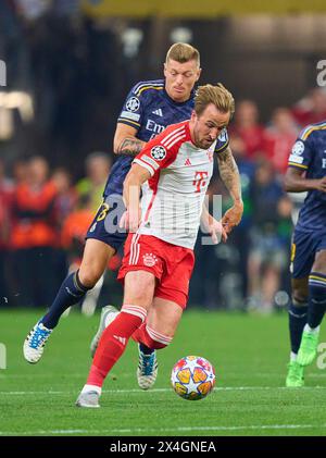 Monaco, Germania. 30 aprile 2024. Harry Kane, FCB 9 gareggiano per il pallone, tackle, duello, colpo di testa, zweikampf, azione, lotta contro Toni KROOS, Real Madrid 8 nella partita di semifinale FC BAYERN MUENCHEN - REAL MADRID 2-2 della UEFA Champions League nella stagione 2023/2024 a Monaco, 30 aprile 2024. Halbfinale, FCB, Muenchen fotografo: ddp Images/STAR-Images credito: ddp media GmbH/Alamy Live News Foto Stock