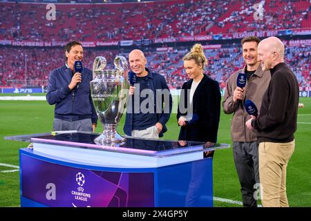 Monaco, Germania. 30 aprile 2024. Sebastian HELLMANN, Sky Moderator Arjen Robben, Josi Henning, Miroslav Klose, Matthias SAMMER, ex FCB Sportdirektor esperti per Amazon prive Video prima della semifinale FC BAYERN MUENCHEN - REAL MADRID 2-2 di calcio UEFA Champions League nella stagione 2023/2024 a Monaco, 30 aprile 2024. Halbfinale, FCB, Muenchen fotografo: ddp Images/STAR-Images credito: ddp media GmbH/Alamy Live News Foto Stock