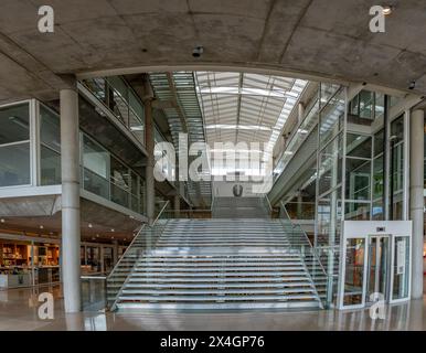 Nîmes, Francia - 04 17 2024: Veduta della scala principale del Carré d'Art, museo d'arte contemporanea Foto Stock