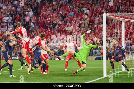 Monaco, Germania. 30 aprile 2024. Leon GORETZKA, FCB 8 Eric Dier, FCB 15 testa contro Andriy Lunin, Real Madrid 13 nella semifinale FC BAYERN MUENCHEN - REAL MADRID 2-2 di calcio UEFA Champions League nella stagione 2023/2024 a Monaco, 30 aprile 2024. Halbfinale, FCB, Muenchen fotografo: ddp Images/STAR-Images credito: ddp media GmbH/Alamy Live News Foto Stock