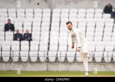 Dan Moriarty dello Yorkshire regala il pallone durante la partita del Vitality County Championship Division 2 Yorkshire vs Glamorgan all'Headingley Cricket Ground, Leeds, Regno Unito, 3 maggio 2024 (foto di Craig Thomas/News Images) Foto Stock