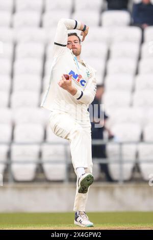 Dan Moriarty dello Yorkshire regala il pallone durante la partita del Vitality County Championship Division 2 Yorkshire vs Glamorgan all'Headingley Cricket Ground, Leeds, Regno Unito, 3 maggio 2024 (foto di Craig Thomas/News Images) Foto Stock