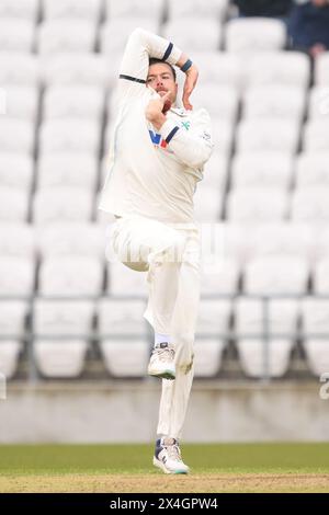 Dan Moriarty dello Yorkshire regala il pallone durante la partita del Vitality County Championship Division 2 Yorkshire vs Glamorgan all'Headingley Cricket Ground, Leeds, Regno Unito, 3 maggio 2024 (foto di Craig Thomas/News Images) Foto Stock